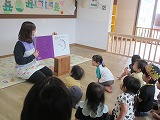 絵本の読み聞かせ
